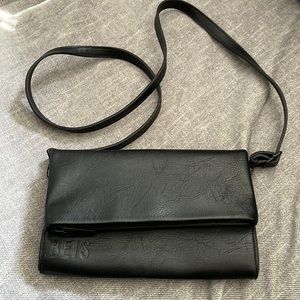 Beis - The Crossbody Wallet In Black